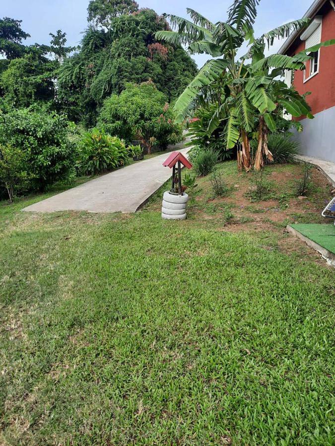 Location de vacances pour 4 personnes, avec terrasse et jardin à Gourbeyre