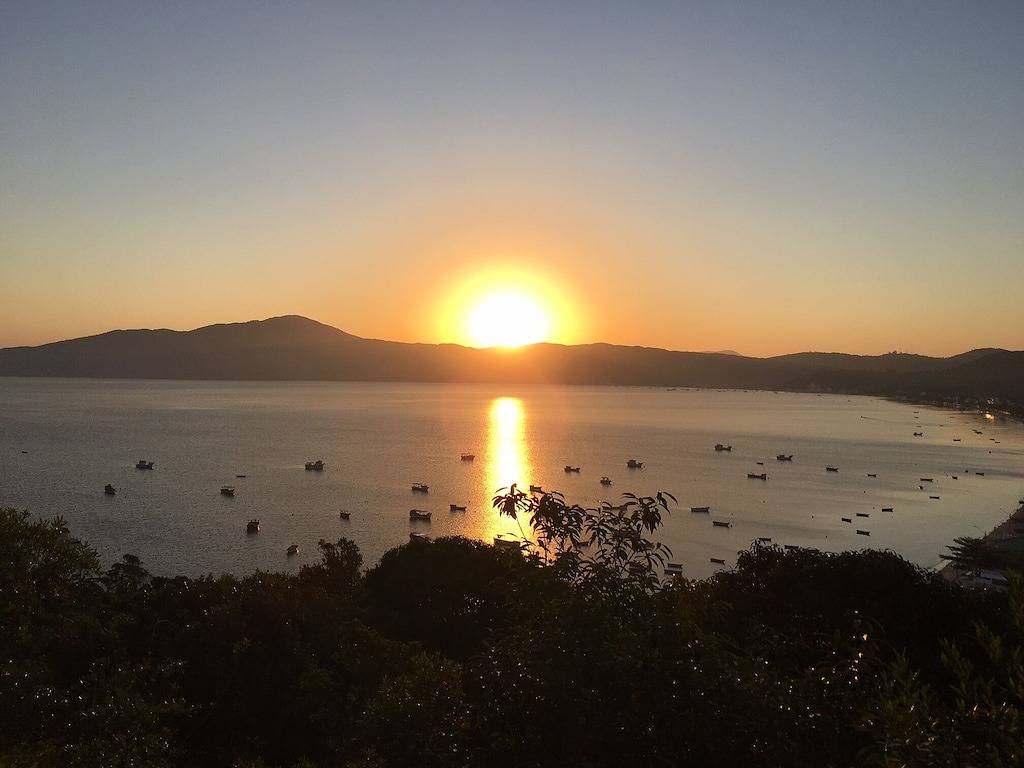 Ganze Wohnung, Große und komfortable Wohnung an der Hauptstraße, einen Block vom Meer entfernt, mit Luft und Wifi in Bombinhas, Litoral Catarinense