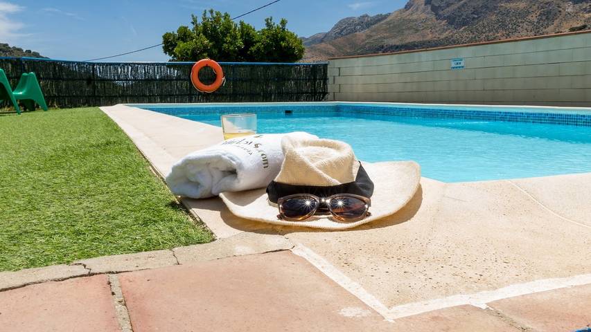 Casa rural para 19 personas, con balcón/terraza y piscina en Benaoján - 2