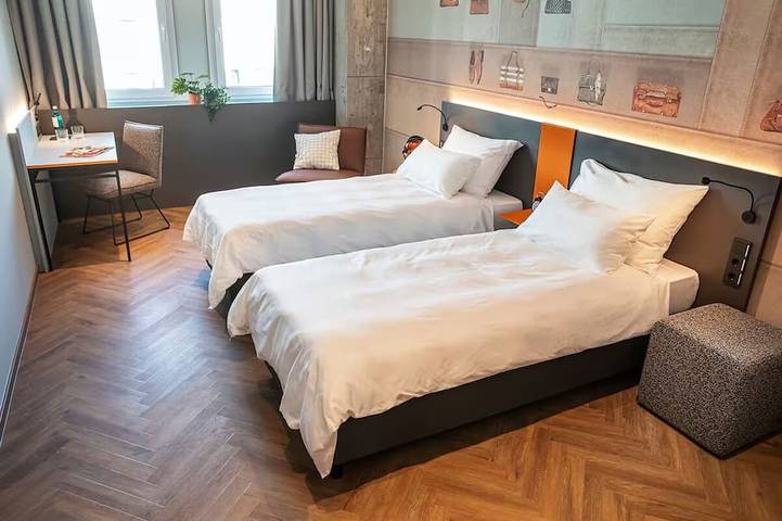 Romantic City Escape | Stylish Twin Stay | Walk to Castle of Isenburg – 0.2 mi in Offenbach del Meno, Offenbach