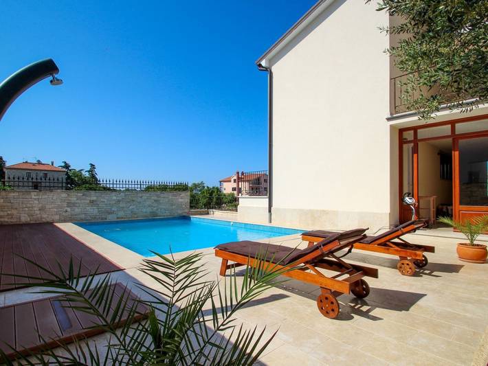 Ferienwohnung für 4 Personen, mit Terrasse und Garten sowie Pool