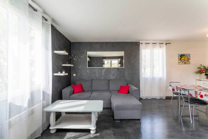 Casa Vacanze 'Chalet En Provence' con Piscina in Comune, Wi-Fi e Aria Condizionata in Sorgues, Vaucluse