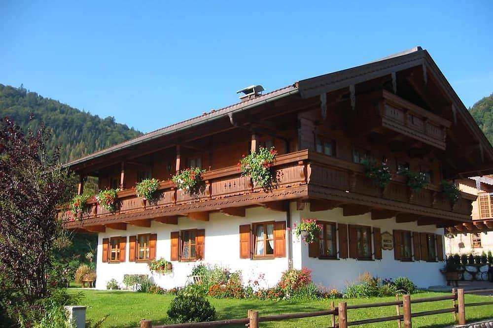 Ganze Wohnung, Haus Hager - Ferienwohnung im Dachgeschoss mit Südbalkon in Weissbach an der Alpenstrasse, Schneizlreuth