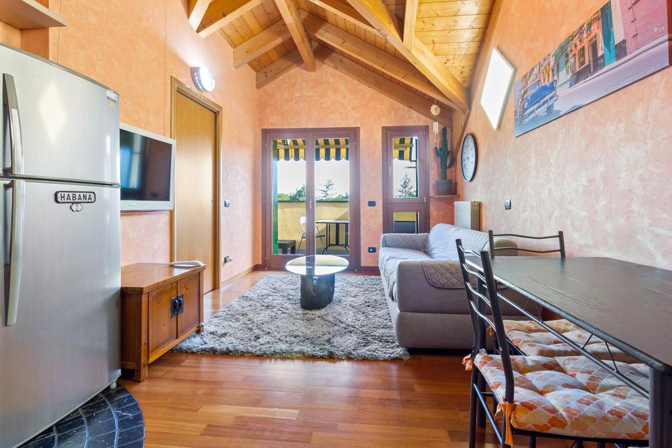 Apartamento inteiro, Apartamento 'Orange House' com vista para a montanha, terraço privado e acesso Wi-Fi in Viggiù, Município de Viggiù