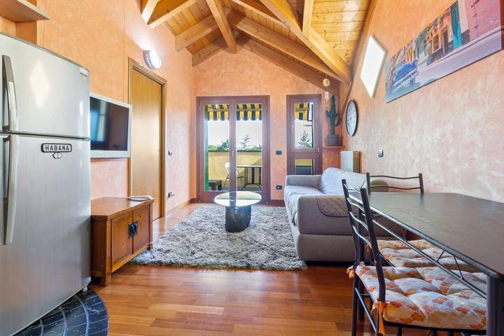Apartamento inteiro, Apartamento 'Orange House' com vista para a montanha, terraço privado e acesso Wi-Fi in Viggiù, Município de Viggiù