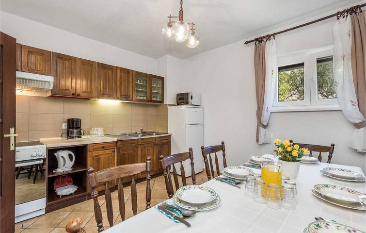 Ganze Ferienwohnung, Gemütliche 2-Zimmer-Wohnung mit Terrasse, 700 m vom Strand entfernt in Sveti Juraj, Naturpark Velebit