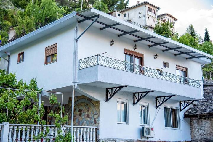 Maison d’hôte pour 2 personnes, avec jardin et vue dans Gjirokastër
