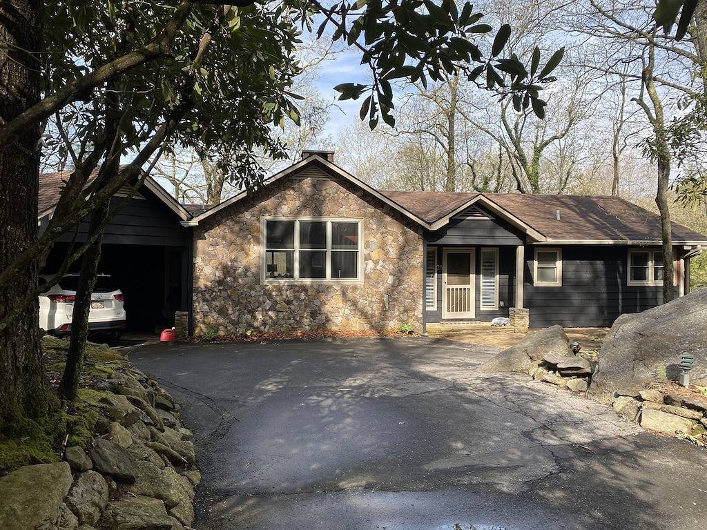 Flat Mountain Estates with long range views and beautiful decor in Macon County