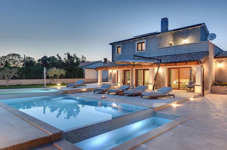 Ferienhaus für 10 Personen, mit Terrasse und Pool
