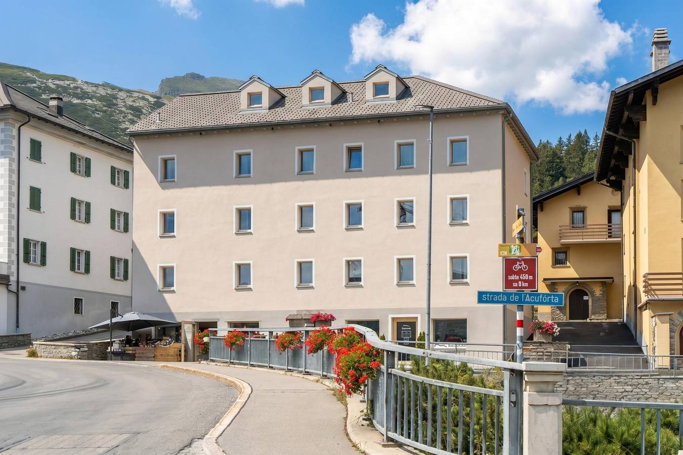 Ganze Wohnung, Modern Alpine Stay in San Bernardino | Ski, Hiking & Nature - Montana 102 in San Bernardino GR, Mesocco