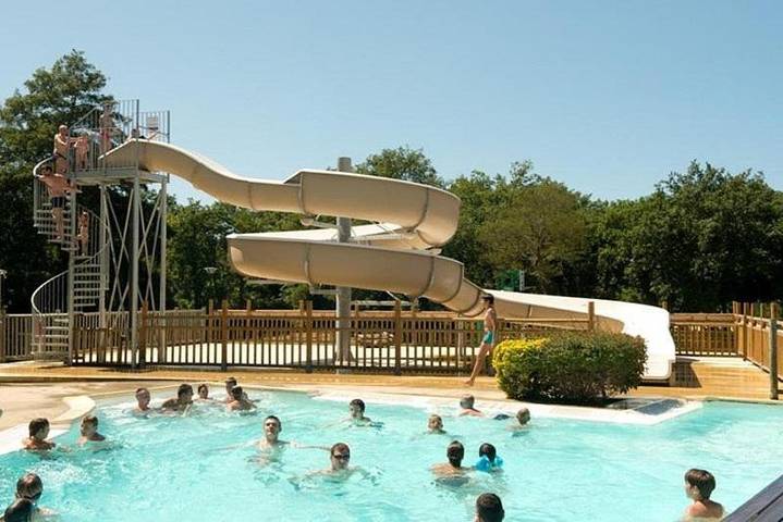 Location de vacances pour 5 personnes, avec Jacuzzi ainsi que Terrasse et Piscine à Azur