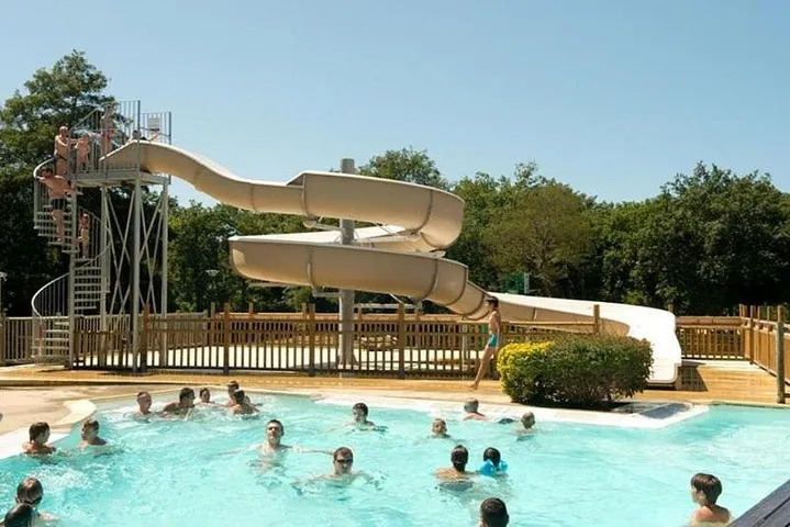 Camping pour 5 personnes, avec terrasse ainsi que jacuzzi et piscine, animaux acceptés - 1