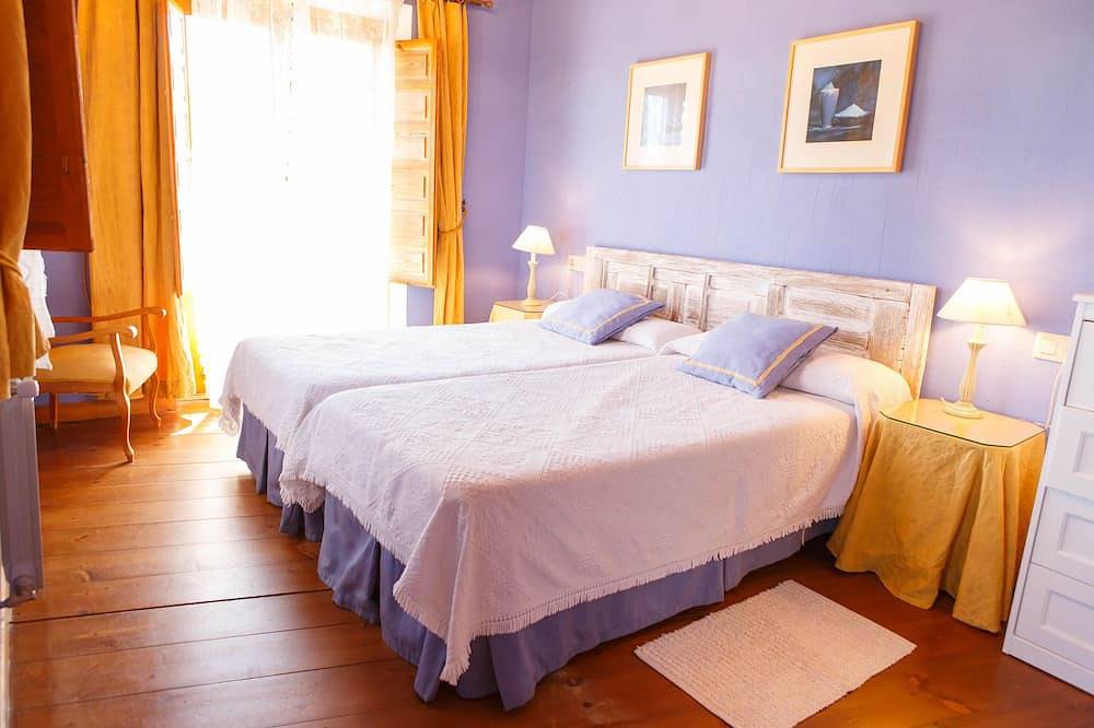 Five spacious and comfortable double bedrooms with their own full bathrooms. in Cubillo, Province de Ségovie