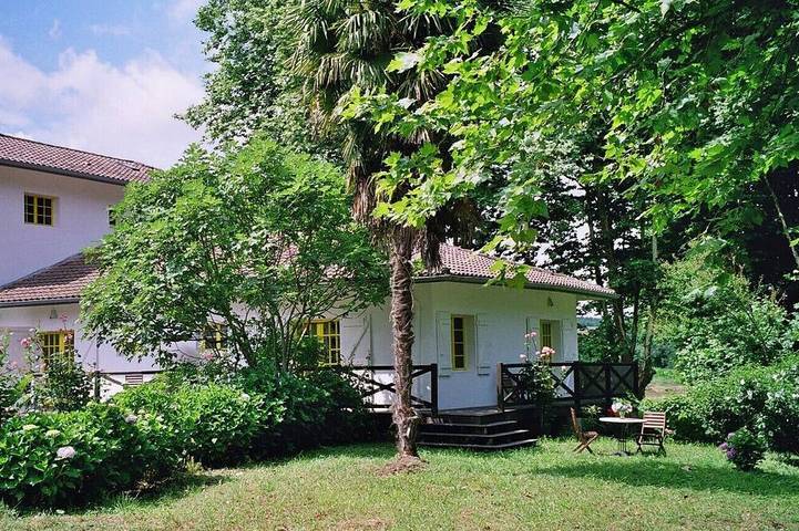 Location de vacances pour 8 personnes, avec balcon et jardin à Bardos