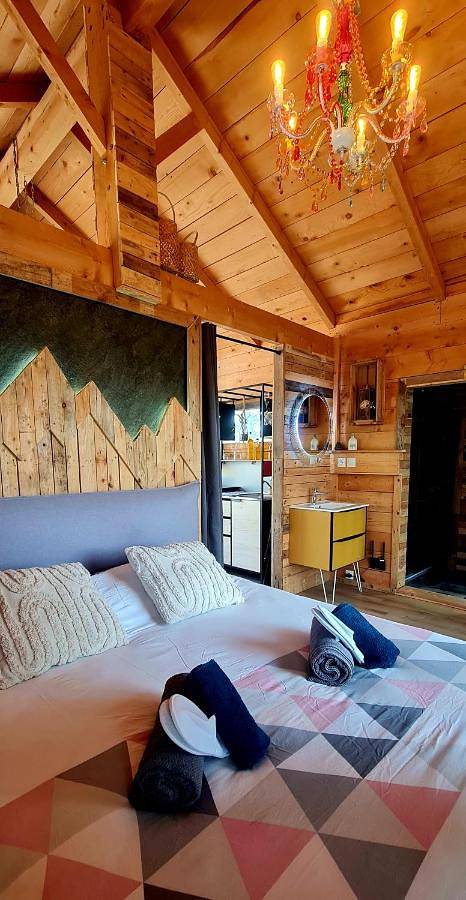 Chalet pour 2 personnes, avec terrasse et jardin ainsi que vue et piscine