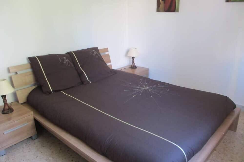 Luxe villa met zwembad met uitzicht op het Diana-meer in Aléria, Corte en omgeving