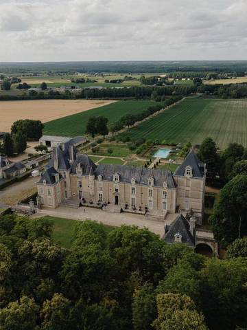 Location de vacances pour 2 personnes, avec jardin ainsi que vue et piscine à Vernantes
