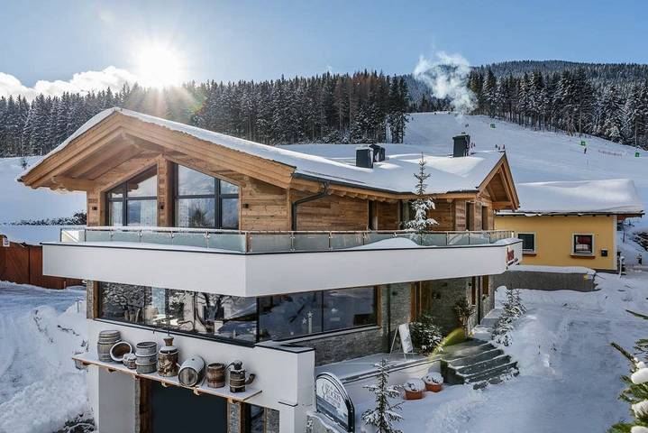 Ferienwohnung für 5 Personen, mit Balkon und Terrasse sowie Garten und Pool in Leogang