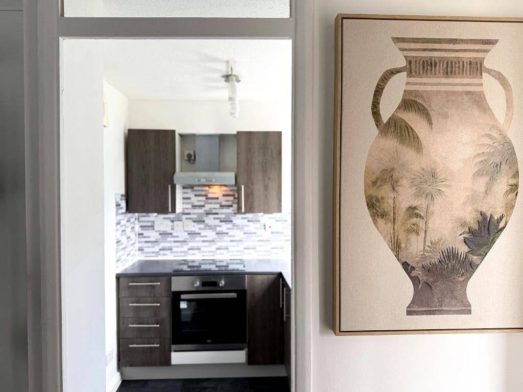 Entire holiday apartment, 1 bed - Sleeps 4 - Free Parking & Wifi in Surrey