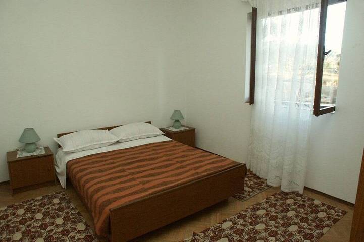 Ganze Wohnung, 3-Zimmer-Ferienwohnung mit Terrasse und Meerblick Zaboric, Sibenik in Žaborić, Šibenik-Knin