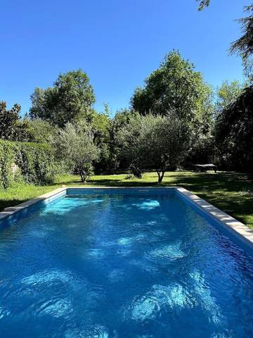 Location de vacances pour 10 personnes, avec vue ainsi que piscine et jardin à Les Angles (Gard)