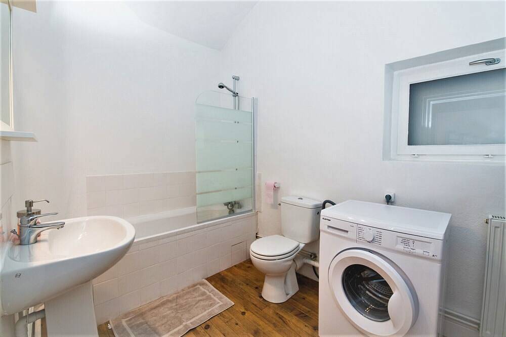 Apartamento entero, Apartamento-Apartamento-Baño privado con bañera-Vista al patio in Issoire, Besse-et-Saint-Anastaise region