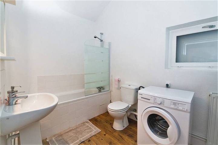 Apartamento entero, Apartamento-Apartamento-Baño privado con bañera-Vista al patio in Issoire, Besse-et-Saint-Anastaise region