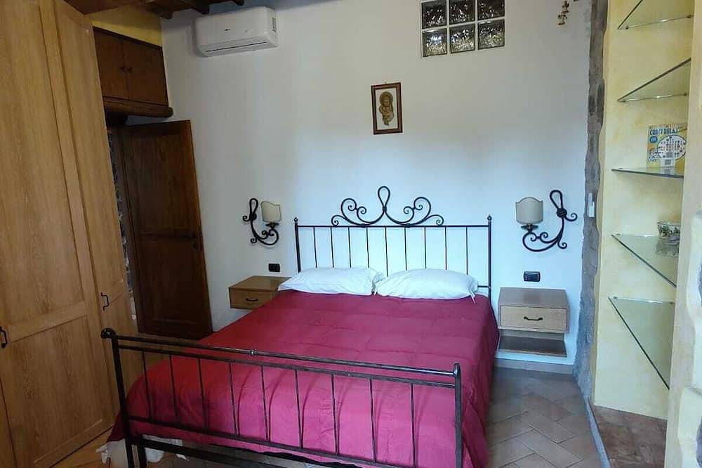 Entire apartment, Finely renovated tourist apartment in the historic center of Bolsena in Bolsena, Lake Bolsena