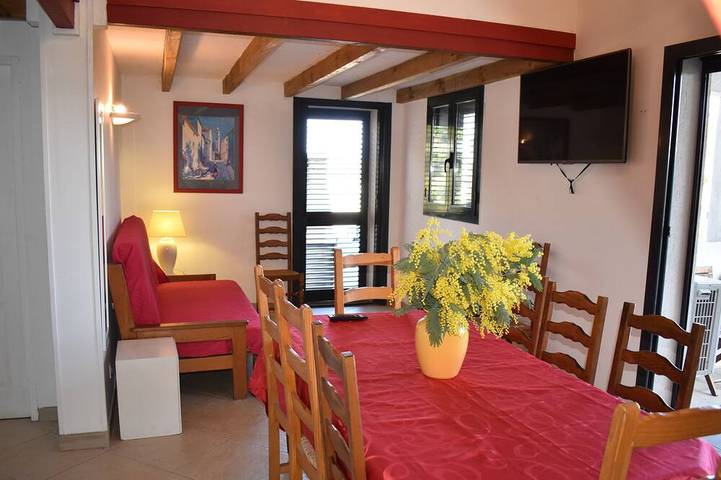 Vacation rental for 10 people, with hot tub and balcony as well as pool and sauna, with pets in Corsica
