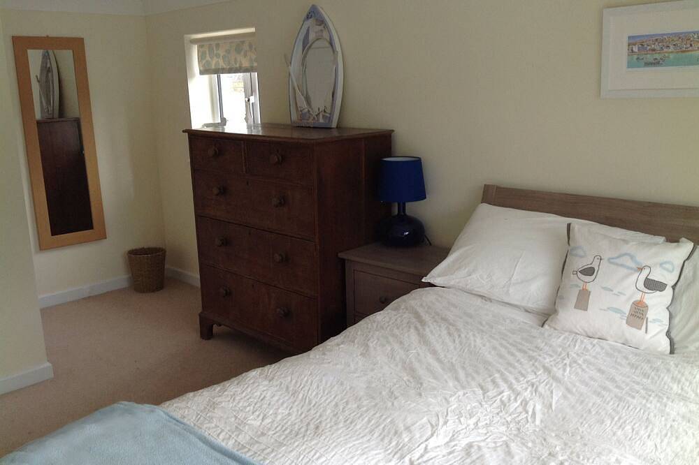 Beautiful, Modern Cottage, A Stone's Throw Away From The Water's Edge in Menai Bridge, Isle of Anglesey
