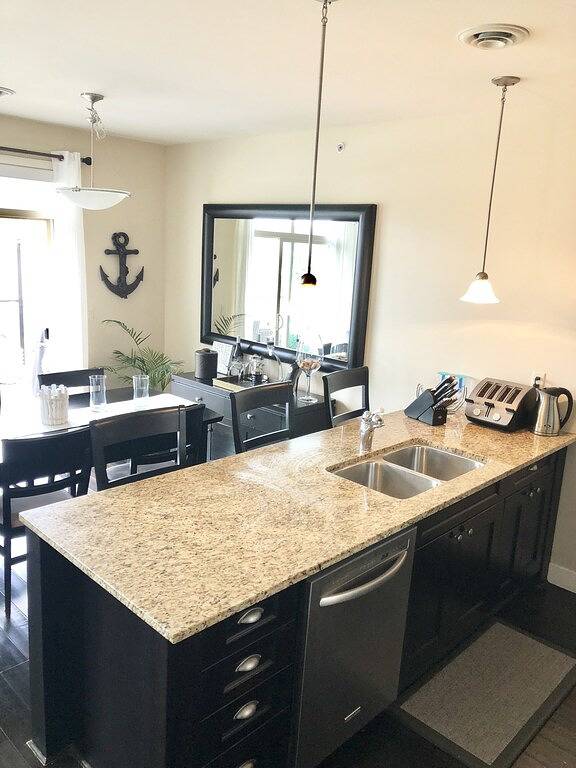 Vacation rental for 5 people, with balcony and pool as well as hot tub and garden in West Kelowna