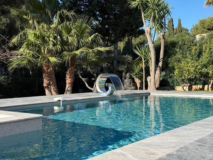 Location de vacances pour 6 personnes, avec Jacuzzi et Terrasse ainsi que Jardin et Piscine dans Calanque de Cap Rousset