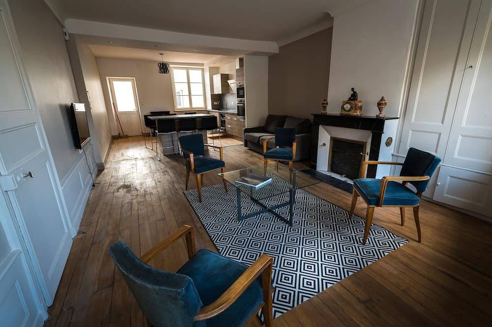 Appartement entier, Spacieux appartement de caractère au centre de Mirecourt in Mirecourt, Neufchâteau