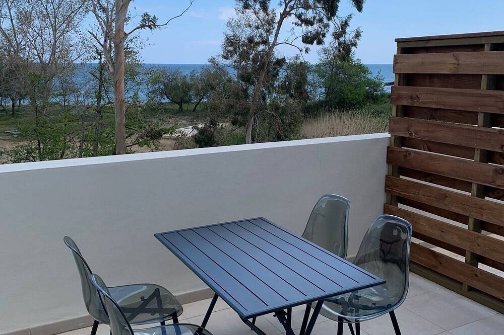 Ganze Wohnung, Apartment Les Pieds Dans L'Eau - Meerblick - 2 bis 4 Personen in Marine de Bravone, Linguizzetta