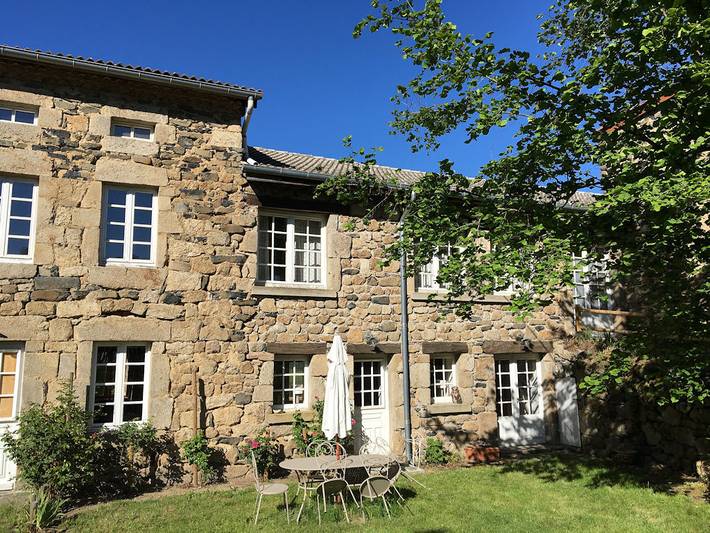 Gîte pour 8 personnes, avec terrasse ainsi que piscine et jardin