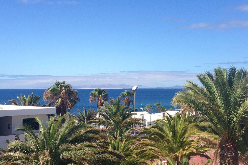 Apartamento entero, ¡Cómodo apartamento con vista al mar en una ubicación privilegiada con internet incluido! in Puerto del Carmen, Tías