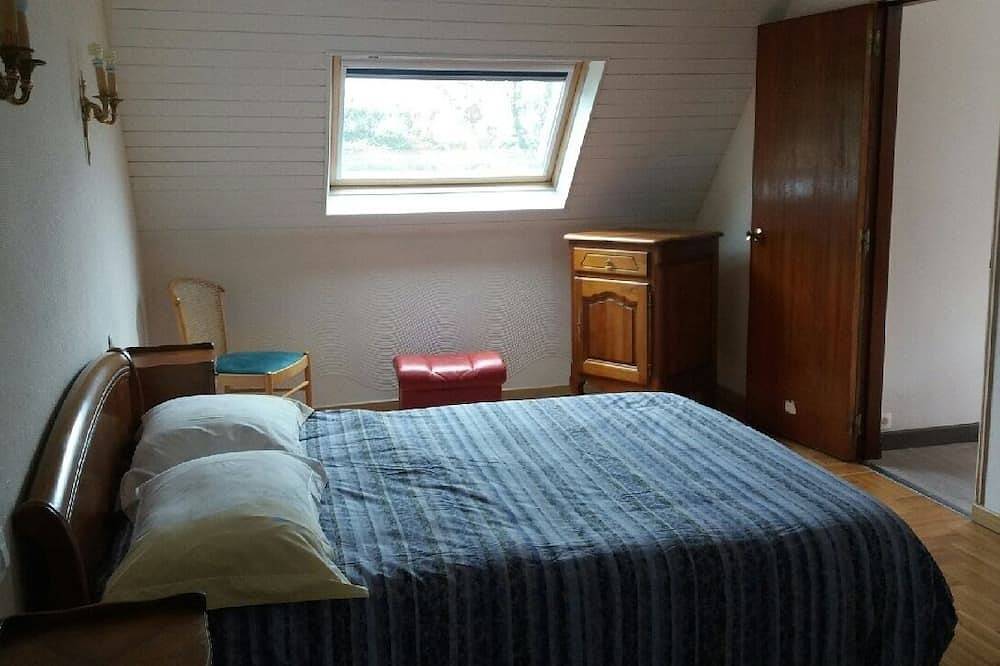 House on rue de la petite corniche, 600m from town center and 1km from port. in Perros-Guirec, Côte de Granit Rose