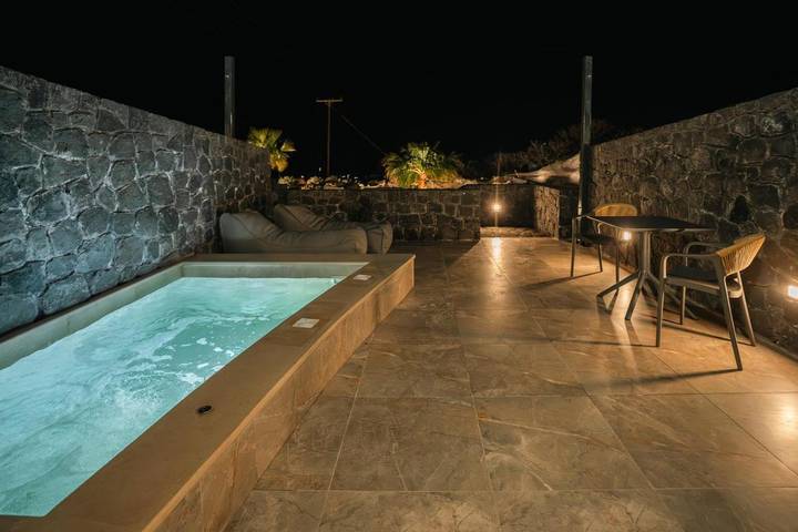 Alojamiento y desayuno para 3 personas, con jacuzzi y terraza en Santorini