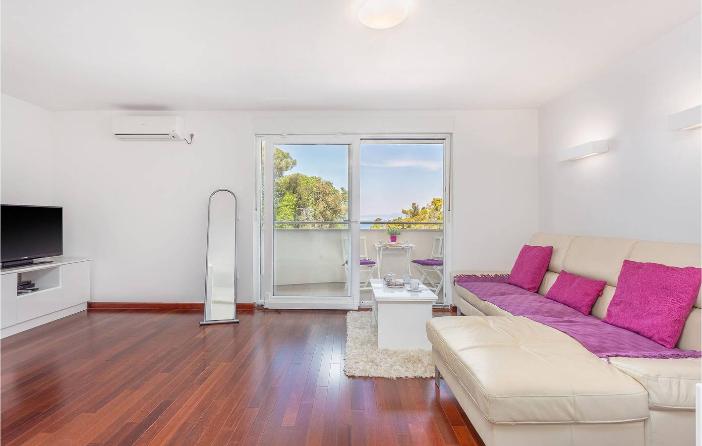 Ganze Ferienwohnung, Apartment mit Meerblick, Terrasse, WLAN und Parkplatz – 900 m vom Strand entfernt in Milcetici, Krk