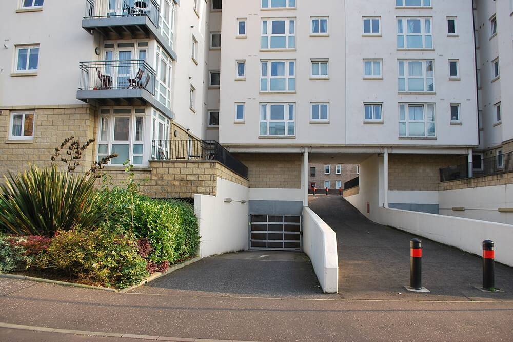 Appartamento intero, Centro Città Moderno, spazioso, 2 camere da letto, 2 bagni, ascensore, parcheggio in Leith, Edimburgo