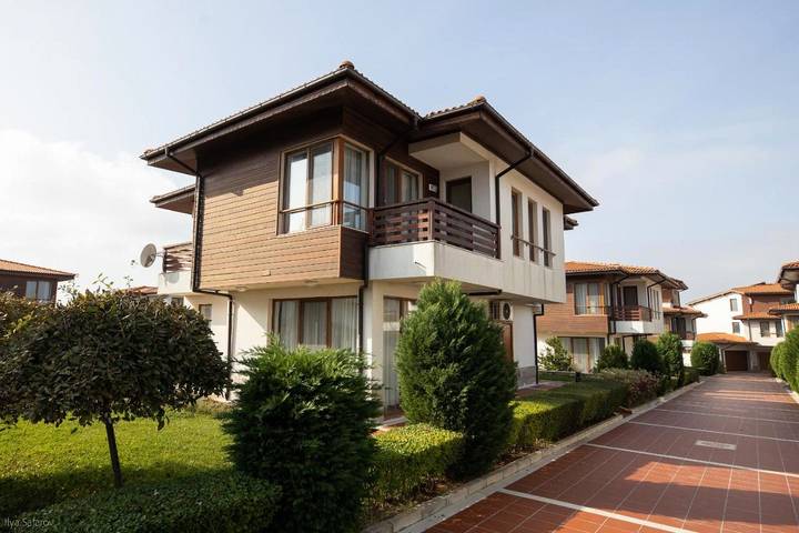 Ferienhaus für 6 Personen, mit Balkon und Terrasse sowie Garten und Pool