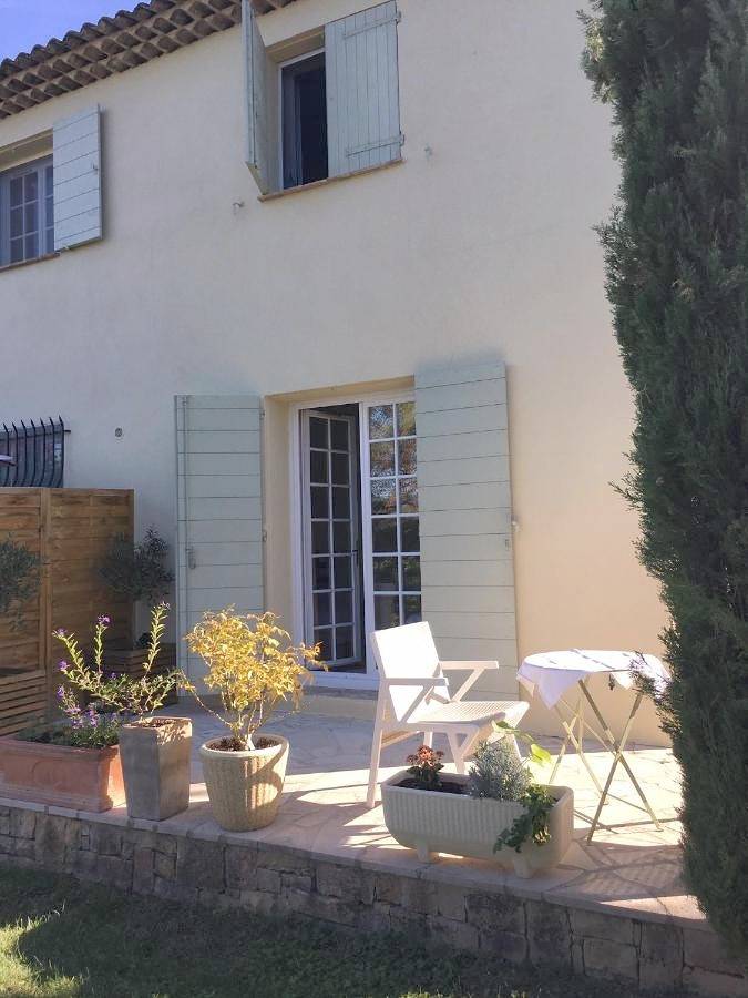 Location de vacances pour 3 personnes, avec vue ainsi que jardin et piscine, adapté aux familles à La Colle-sur-Loup - 2