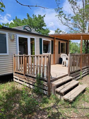 Camping pour 6 personnes, avec bassin pour enfant ainsi que piscine et jardin, animaux acceptés à La Roque-d'Anthéron