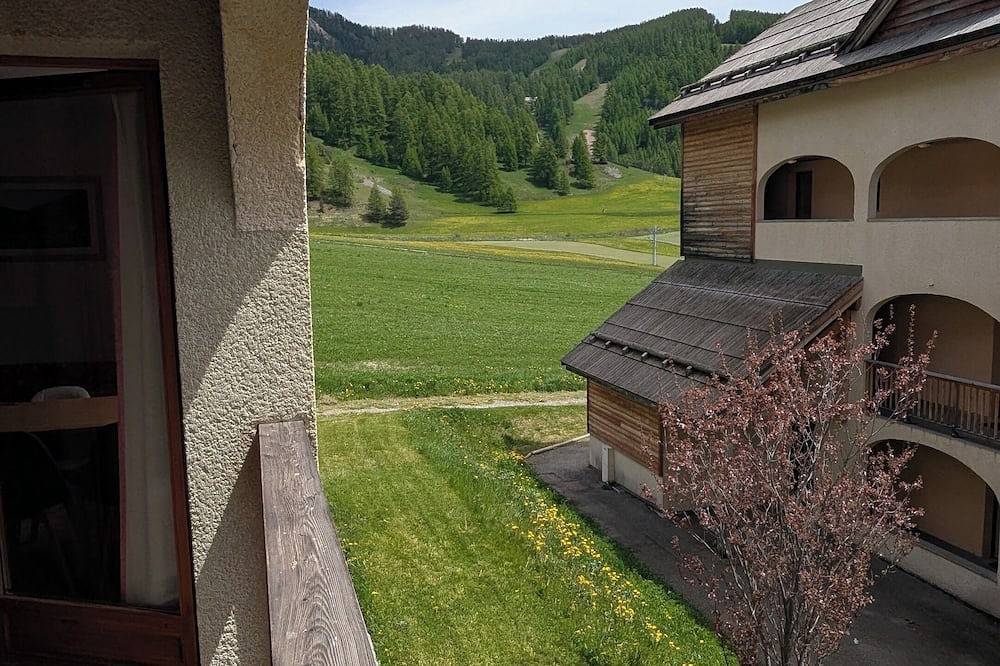 Entire apartment, 3-room apartment sleeps 6 with swimming pool in summer and at the foot of the slopes in winter in Arvieux, Queyras