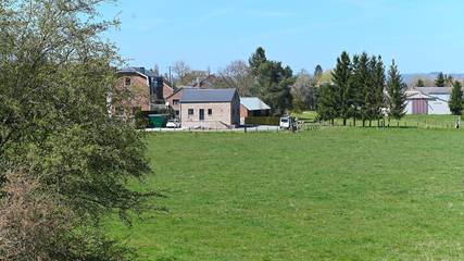 Gîte pour 4 personnes, avec jardin à Hotton