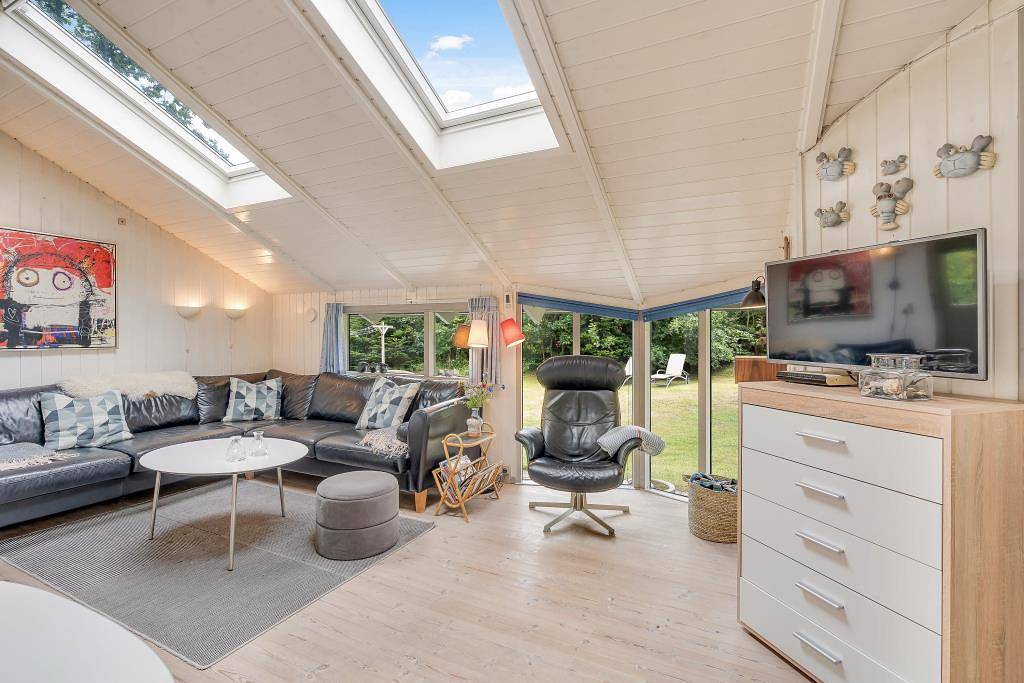 Beautiful, well-maintained holiday home with sauna & spa for 5 people in Henne, Lake Filsø