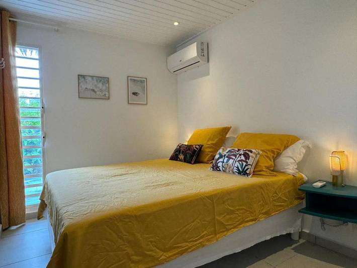 Gîte pour 4 personnes, avec terrasse ainsi que jardin et piscine dans Plage de Folle Anse - 4