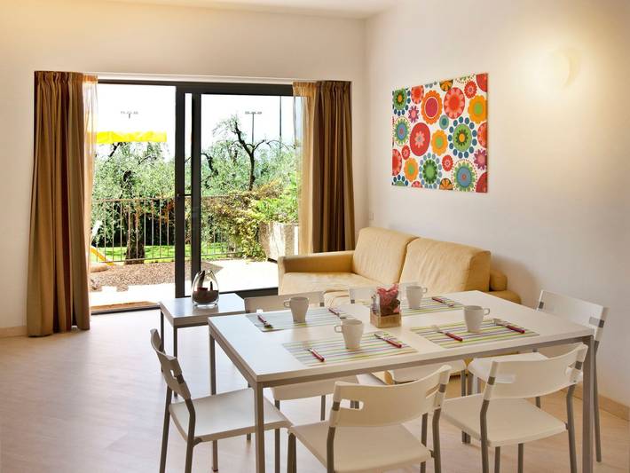 Ferienwohnung für 6 Personen, mit Terrasse und Garten sowie Pool in Malcesine