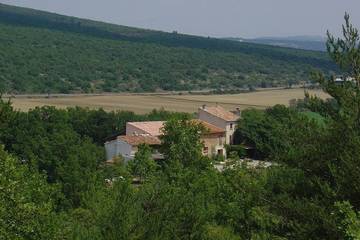 Location de vacances pour 12 personnes, avec piscine ainsi que jardin et terrasse à Ginasservis