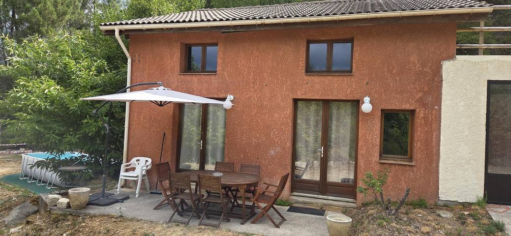 Gîte pour 7 personnes, avec Terrasse et Jardin ainsi que Piscine et Vue à Saint-Étienne-Vallée-Française